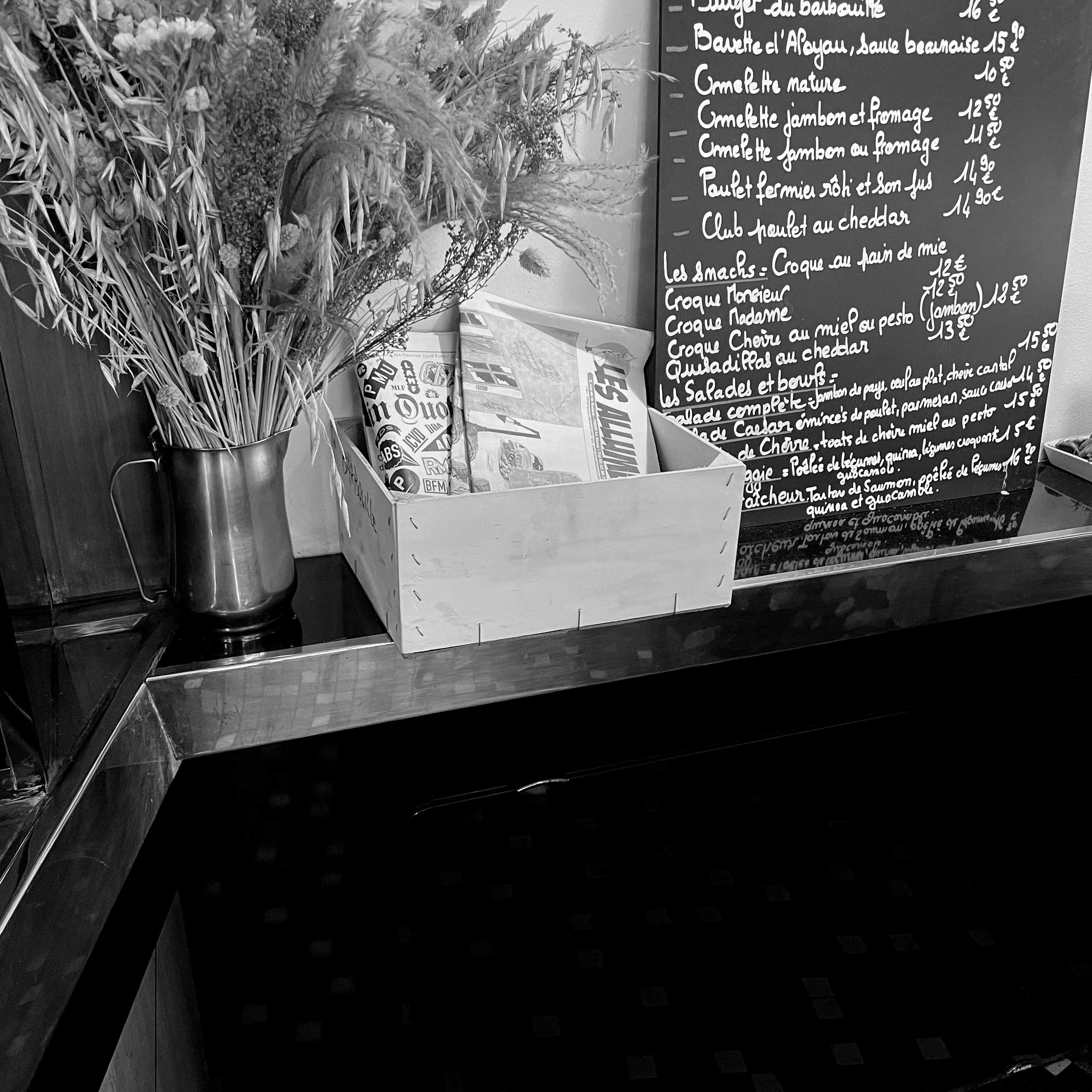 LA BOITE A JOURNAUX DU BAR LE BARBOUILLE, RUE DE BRETAGNE - PARIS III 